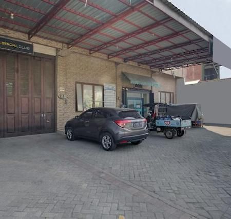 Super Oyo Capital O 3198 Sukomanunggal Inn Surabaya Exteriör bild