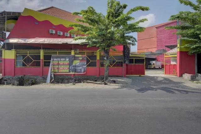 Super Oyo Capital O 3198 Sukomanunggal Inn Surabaya Exteriör bild