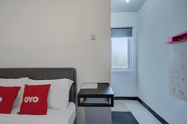 Super Oyo Capital O 3198 Sukomanunggal Inn Surabaya Exteriör bild