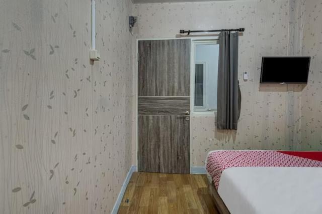 Super Oyo Capital O 3198 Sukomanunggal Inn Surabaya Exteriör bild