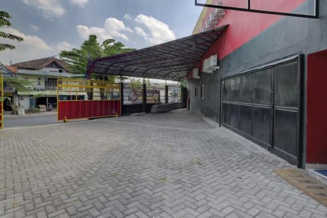 Super Oyo Capital O 3198 Sukomanunggal Inn Surabaya Exteriör bild