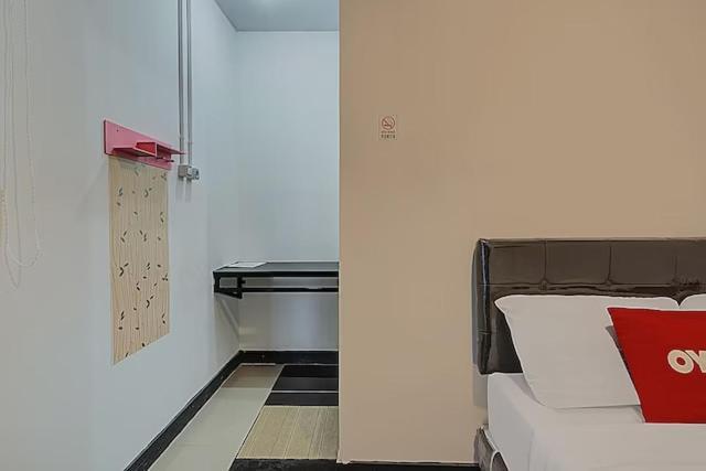 Super Oyo Capital O 3198 Sukomanunggal Inn Surabaya Exteriör bild
