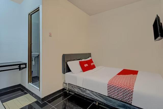 Super Oyo Capital O 3198 Sukomanunggal Inn Surabaya Exteriör bild