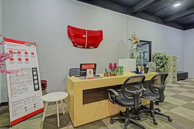 Super Oyo Capital O 3198 Sukomanunggal Inn Surabaya Exteriör bild