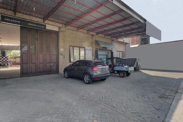 Super Oyo Capital O 3198 Sukomanunggal Inn Surabaya Exteriör bild